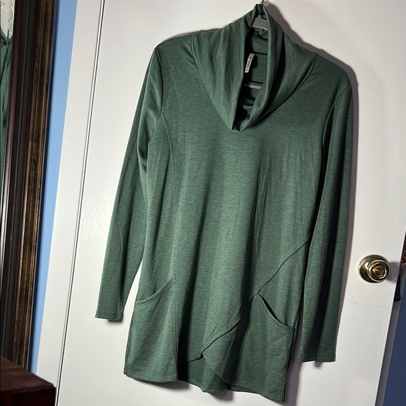 NWOT Green heather cowl neck tunic, tulip hem size medium - Picture 1 of 4